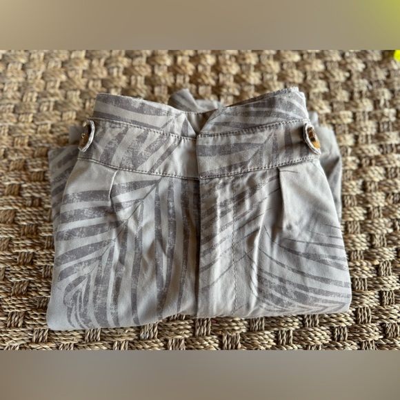 White House Black Market The Short 2 High Rise Palm Print Accent Waist - Picture 14 of 14